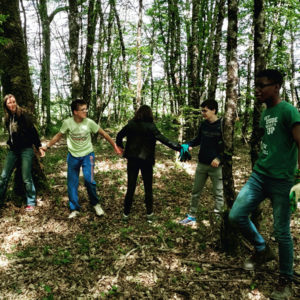 Jeunes MRJC dans la forêt
