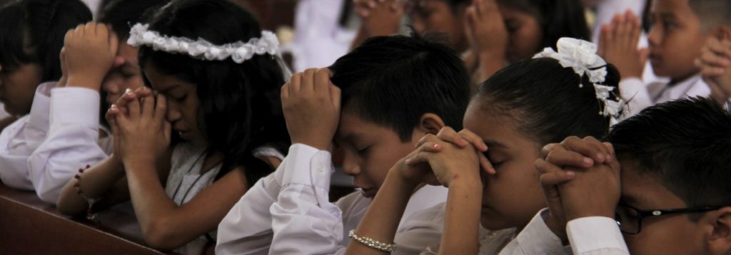 enfants en prière