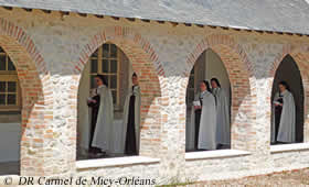 Carmel de Micy Orléans - Procession dans le cloître